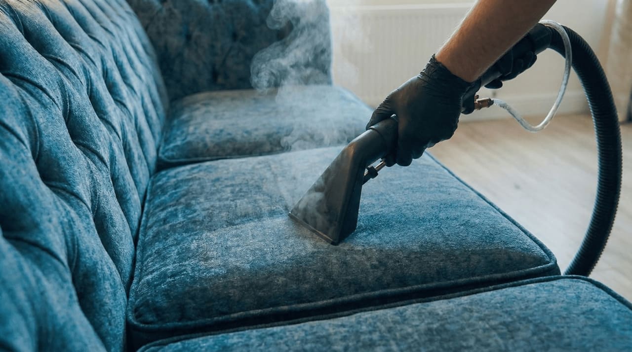Dampfreinigung eines blauen Sofas - professionelle Sofareinigung in München